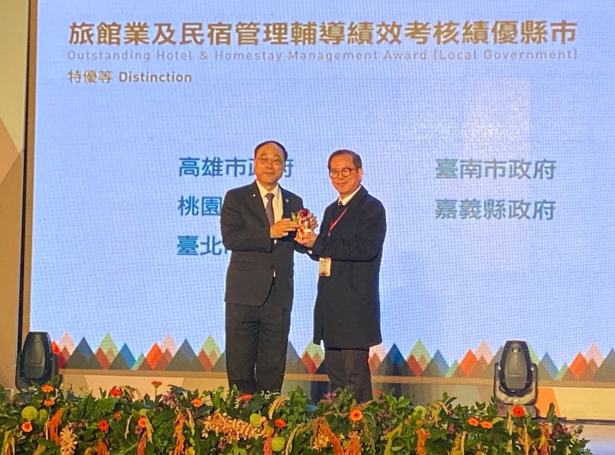 ▲嘉義縣旅宿考核連3年榮獲特優等級，文化觀光局長許有仁(右)在觀光節大會代表受獎。（圖／嘉義縣政府提供，2019,02,07)