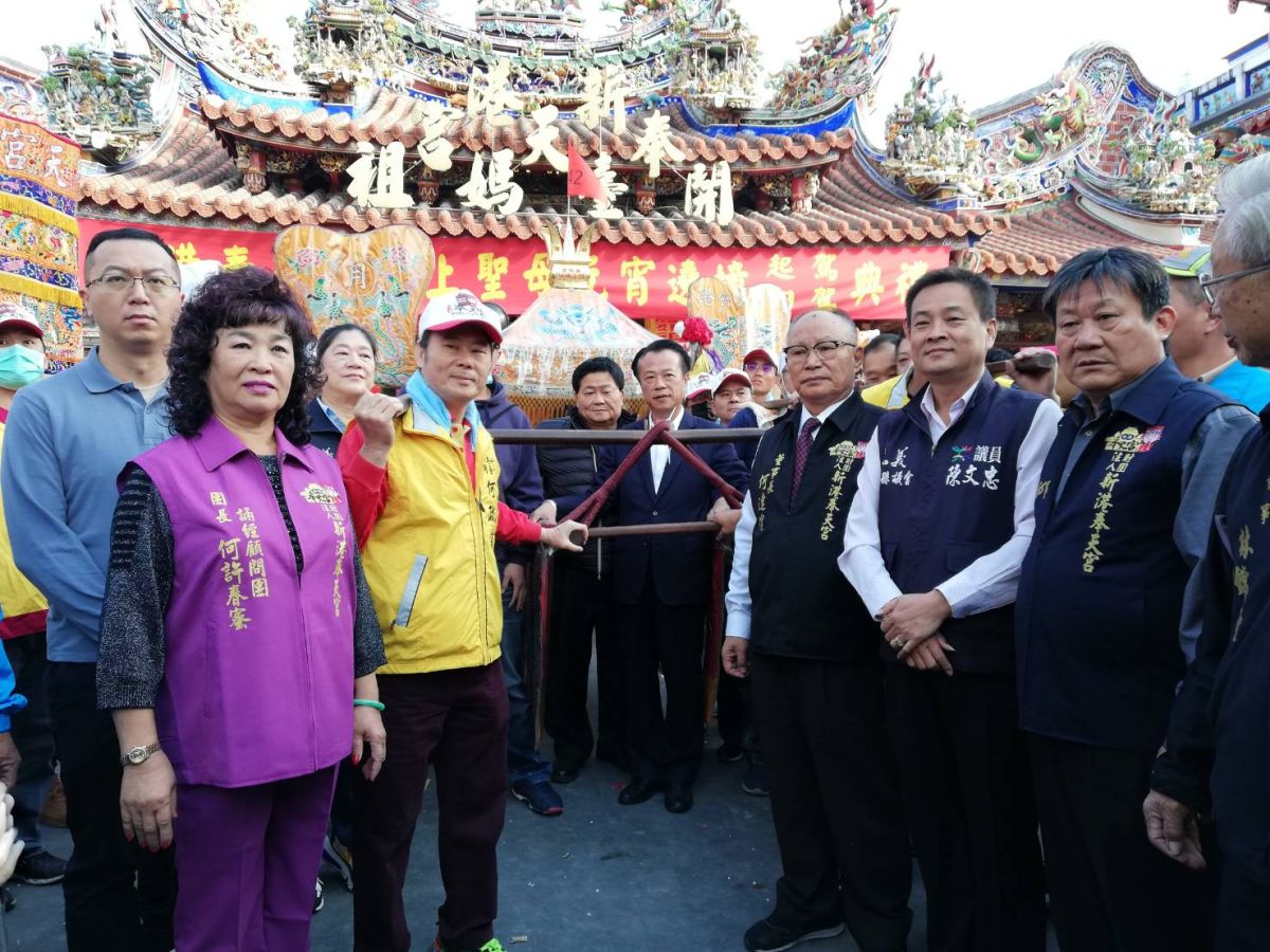 ▲大甲鎮瀾宮董事長顏清標、新港奉天宮董事長何達煌，嘉義縣長翁章梁等貴賓，一同參與起駕儀式及祈福。（圖/記者邱嘉琪攝，2020.02.08）