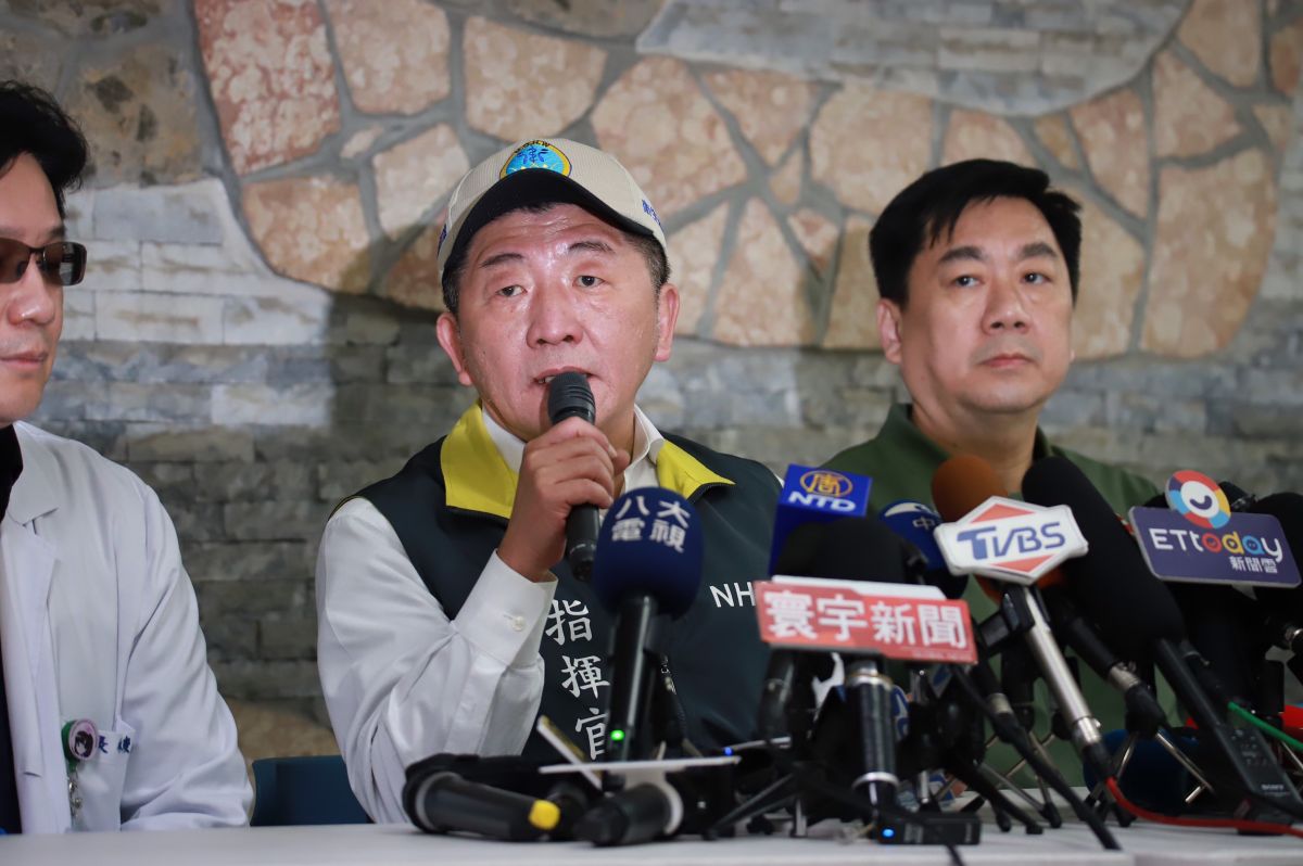 ▲麗星郵輪「寶瓶星號」今（8）日11時30分提早抵達基隆，中央流行疫情指揮中心指揮官陳時中也上船巡視檢疫流程。（圖／記者葉政勳攝）