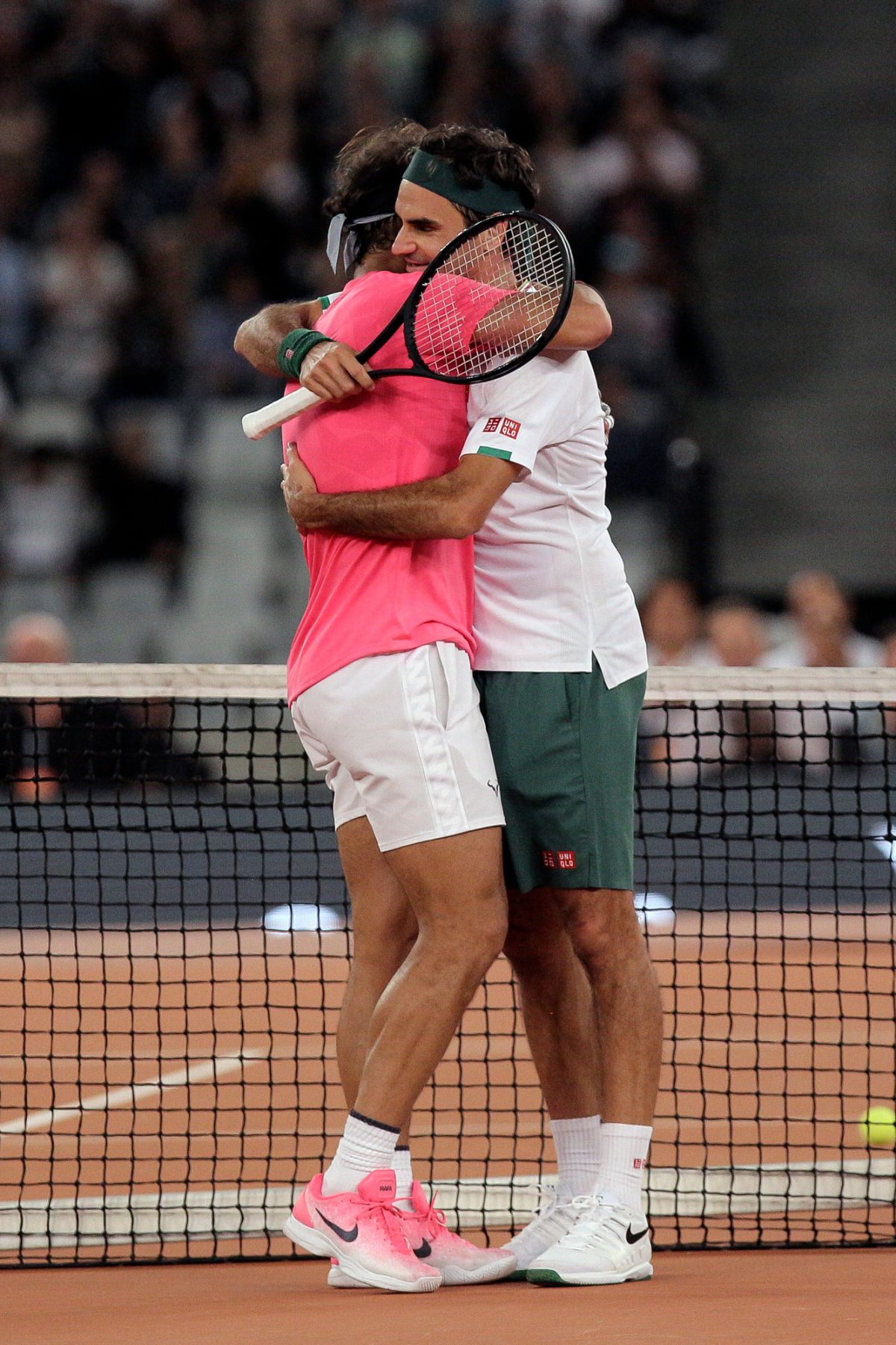 Roger Federer和Rafael Nadal 在網前相擁。（圖／美聯社／達志影像）