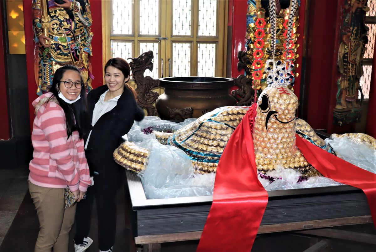 ▲澎湖湖西各廟宇的乞龜活動有如嘉年華，龍門安良廟3隻超大巧克力龜分別使用2000、3600、8600顆金莎巧克力裝飾而成，吸引許多年輕人拍照。（圖／記者張塵攝，2020.02.08）