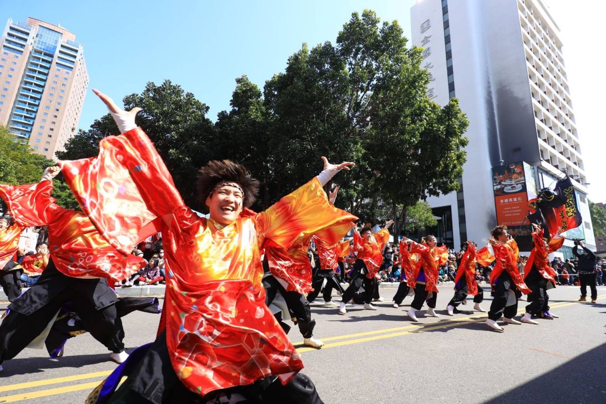 ▲「2020台灣燈會」來自國內、日本、英國、法國等11個團隊輪番上陣，精采演出讓現場觀眾大呼過癮。 (圖／柳榮俊翻攝2020.2.8)