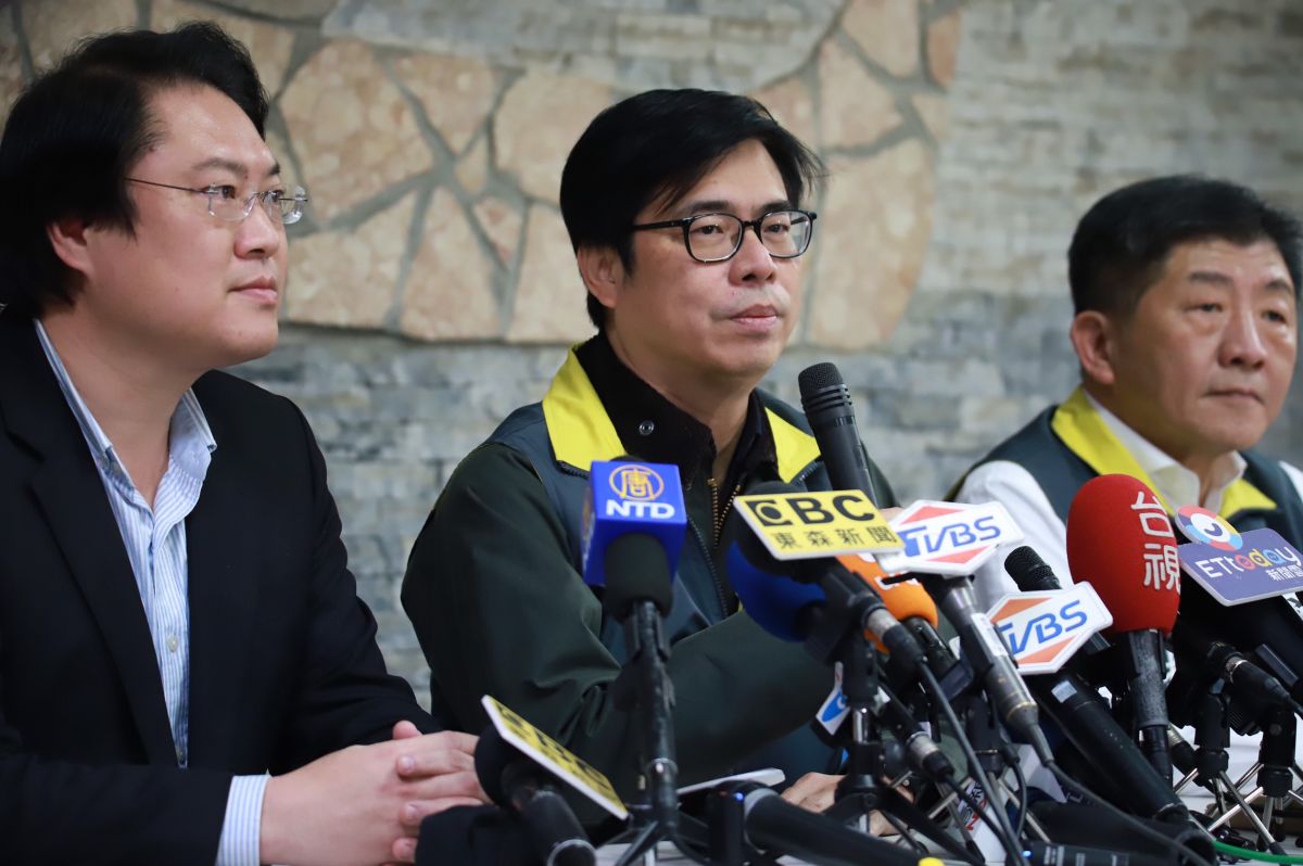 ▲基隆市長林右昌（左起）、行政院副院長陳其邁、中央流行疫情指揮中心指揮官陳時中巡視麗星郵輪「寶瓶星號」檢疫流程。（圖／記者葉政勳攝）