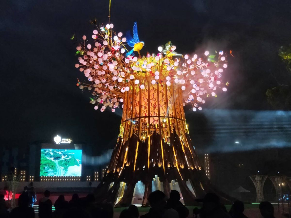 ▲2020台灣燈會主展區主燈「森生守護-光之樹」，搭配光影科技及聲光，璀璨四射。 (圖／柳榮俊攝2020.2.8)