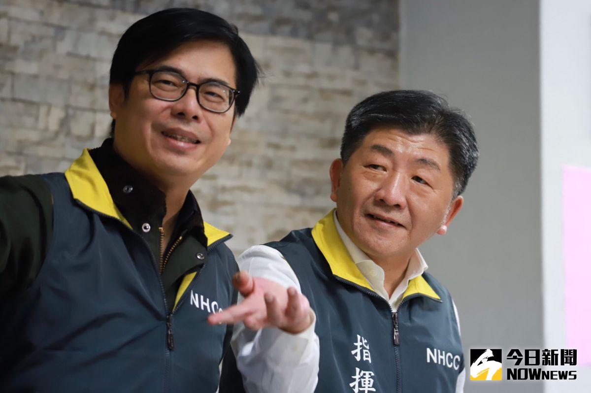 ▲行政院副院長陳其邁（左起）、中央流行疫情指揮中心指揮官陳時中巡視寶瓶星號檢疫流程後，召開記者會說明情況。（圖／記者葉政勳攝）