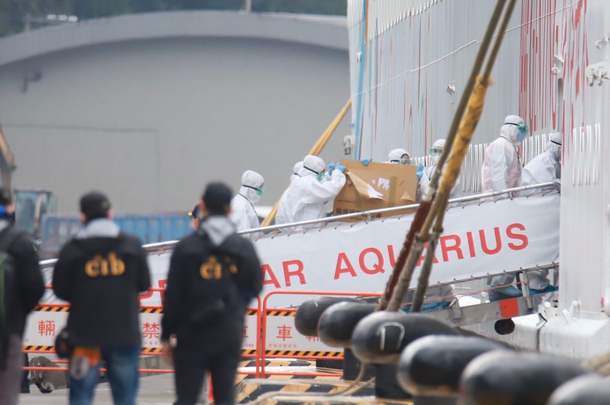 ▲寶瓶星號停靠基隆港，25位醫護人員全副武裝上船檢疫。（圖／記者葉政勳攝）