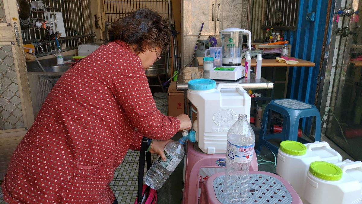 ▲彰化縣縣議員張雪如自製「次氯酸抗菌液」，並分裝成3000瓶噴罐發送給民眾，協助民眾防疫。（圖／記者陳雅芳攝，2020.02.08）