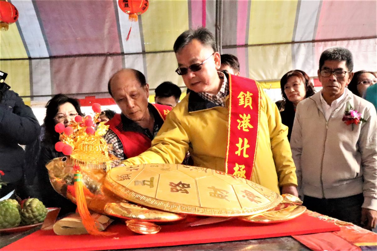 ▲澎湖元宵慶典造價最貴的黃金龜王之爭8日出爐，260兩鎖港金靈龜技壓193.15兩山水黃金龜。（圖／記者張塵攝，2020.02.08）