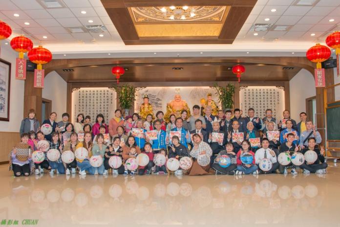 ▲台灣燈會在台中，市議員賴義鍠邀請在台的越南學生及移工朋友共同製作手提燈籠，感受不同的台灣文化。 (圖／柳榮俊翻攝2020.2.8)