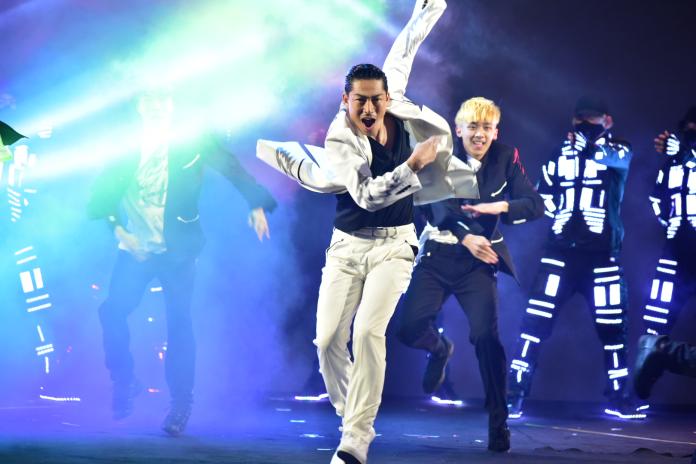 林志玲老公為「台北燈節」勁歌熱舞　唱跳3首歌展好體力
