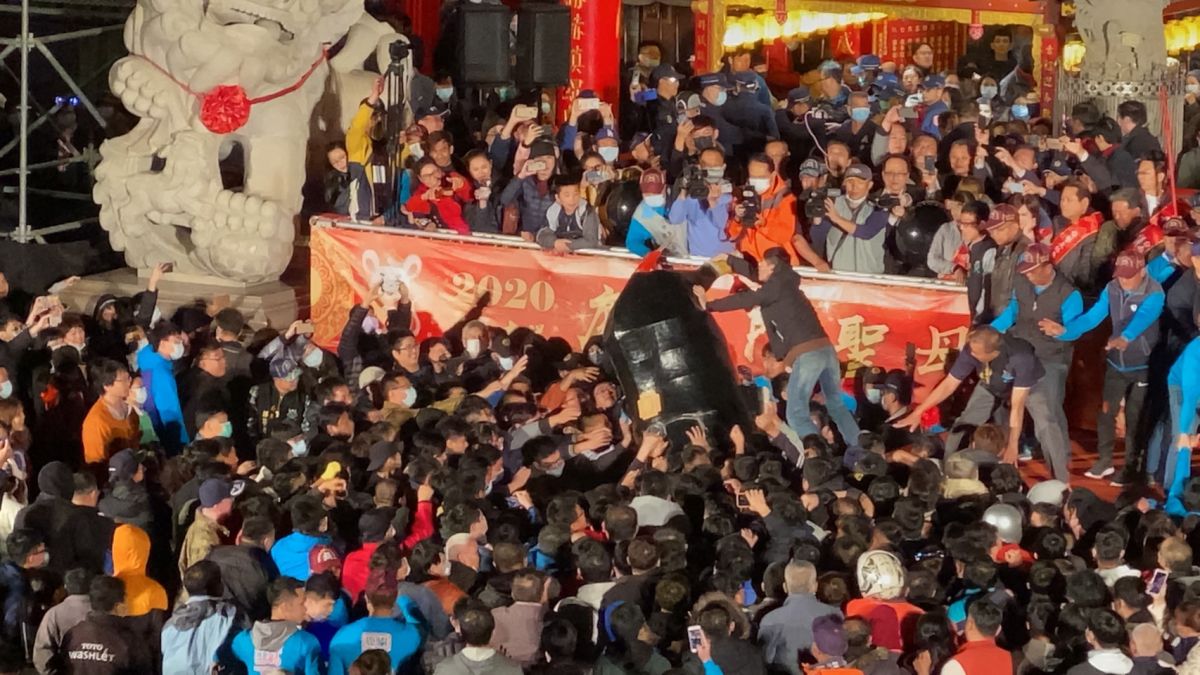 ▲春牛鞭完12鞭，大批民眾蜂擁而上搶春牛。（圖／記者陳聖璋攝，2020.02.08 )