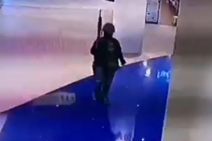 ▲泰國軍人Jakrapanth Thomm持槍進入購物中心的畫面。（圖／翻攝曼谷郵報）