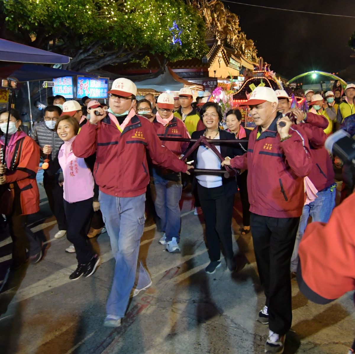 ▲「白沙坑迎燈排」活動，由彰化縣長王惠美掌福德老爺神轎開啟燈排遶境，今年共有13座燈排參與，期望福德老爺保佑合境健康平安。（圖／記者葉靜美攝，2020.02.08）
