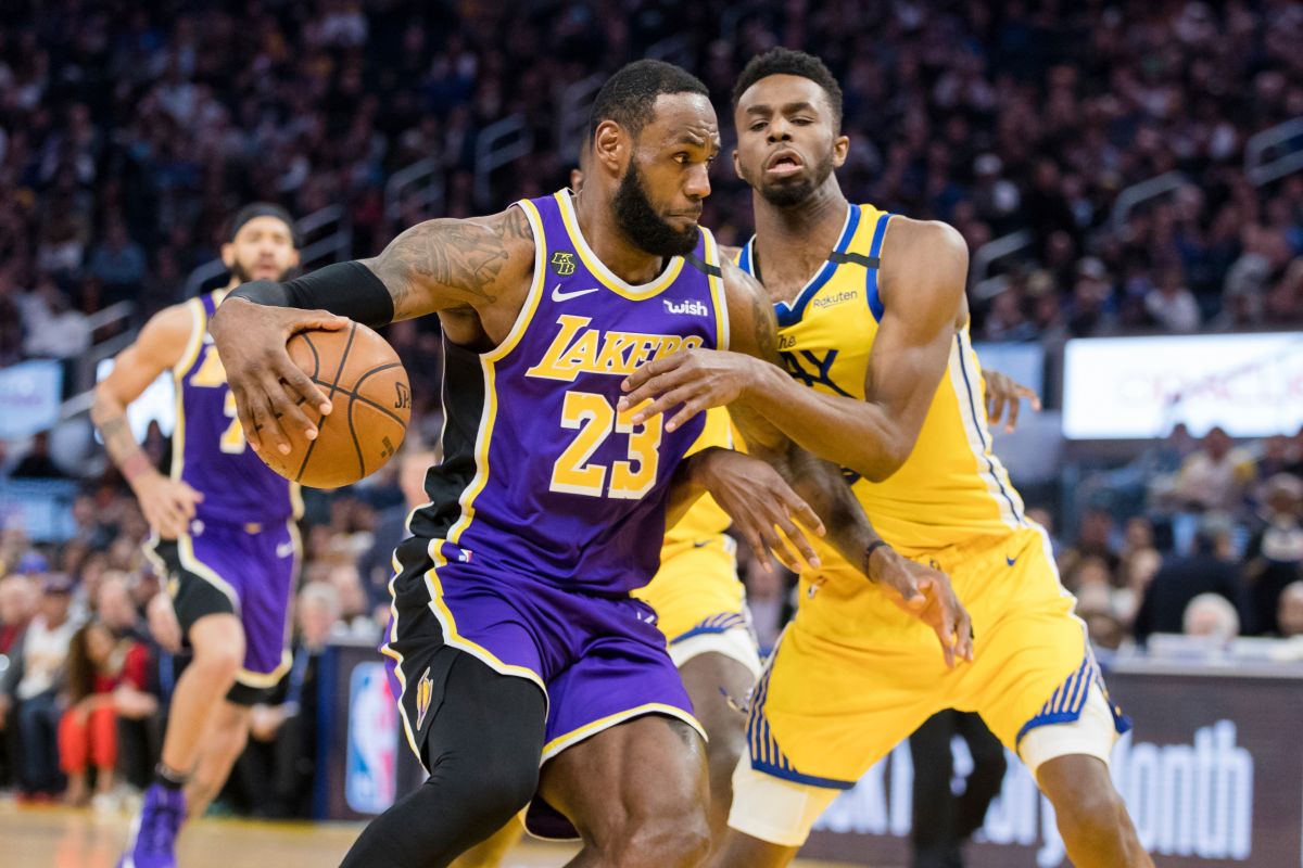 湖人「詹皇」LeBron James大戰勇士前鋒Andrew Wiggins。（圖／／美聯社／達志影像）