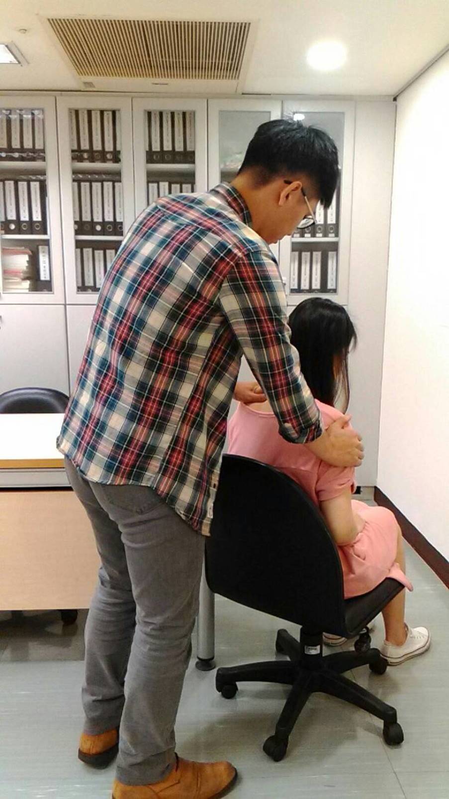 ▲家防中心嚴正呼籲，任何人都不能對自己做出超越身體界限的行為，對性騒擾應該勇敢地說「不」，並尋求協助。（示意圖／新北市勞工局）