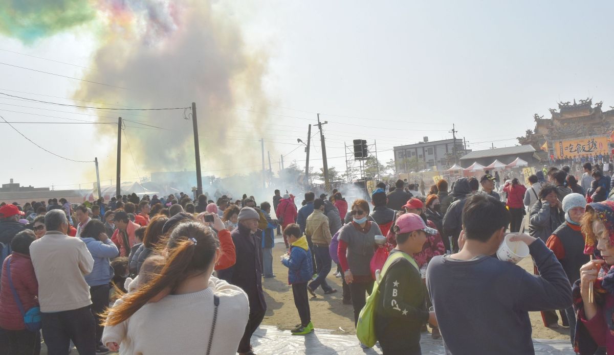 ▲數萬參與吃飯擔民眾，見彩煙施放後開動。（圖／記者郭春輝攝，2020.0208）