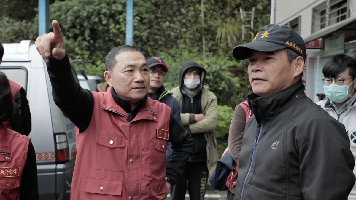 ▲新北市長侯友宜今（9）日前往烏來地區視察偏鄉口罩實名制販售情形，也走訪烏來老街關心商家生意是否受到武漢肺炎疫情影響。（圖/新北市政府提供）