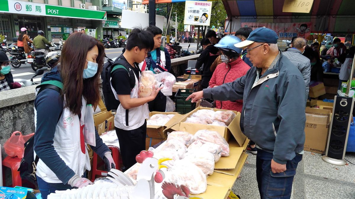 ▲生鮮全雞便宜賣，限量200隻，一隻只要100元。（圖／記者蘇榮泉攝，2020.02.09）