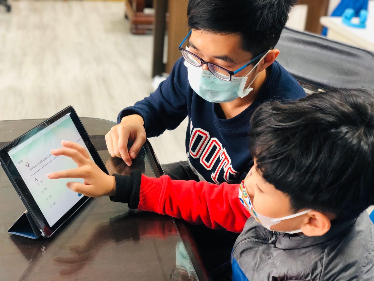 ▲武漢肺炎疫情持續蔓延全球，面對開學延後，東山國小棒球隊透過AI適性化學習平台讓小選手學習不中斷。（圖／記者陳雅芳攝，2020.02.09）