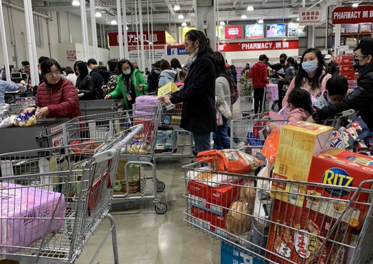 台灣美式賣場好市多9日表示，觀察尿布、衛生棉銷售情形正常，衛生紙銷售速度確實是比一般快很多，過去可供應一整天的貨量，這陣子傍晚4、5時就會銷售一空，圖為到了晚上結帳區仍有多名消費者購買衛生紙。（民眾提供）中央社記者蔡芃敏傳真  109年2月9日