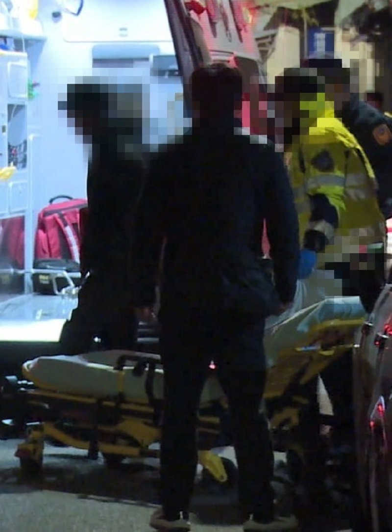 ▲警方與救護人員將遭砍傷的女子送醫治療（圖／民眾提供）