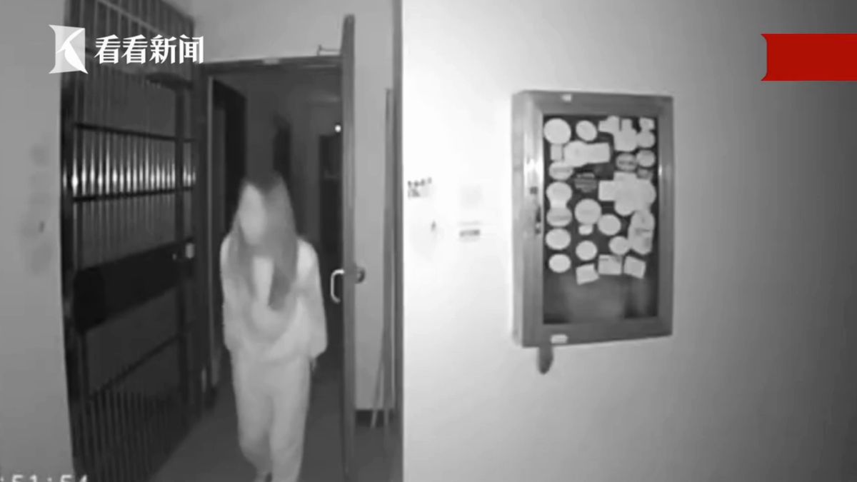 ▲女子深夜偷偷對著各鄰居家的門把吐口水。（圖／翻攝看看新聞）