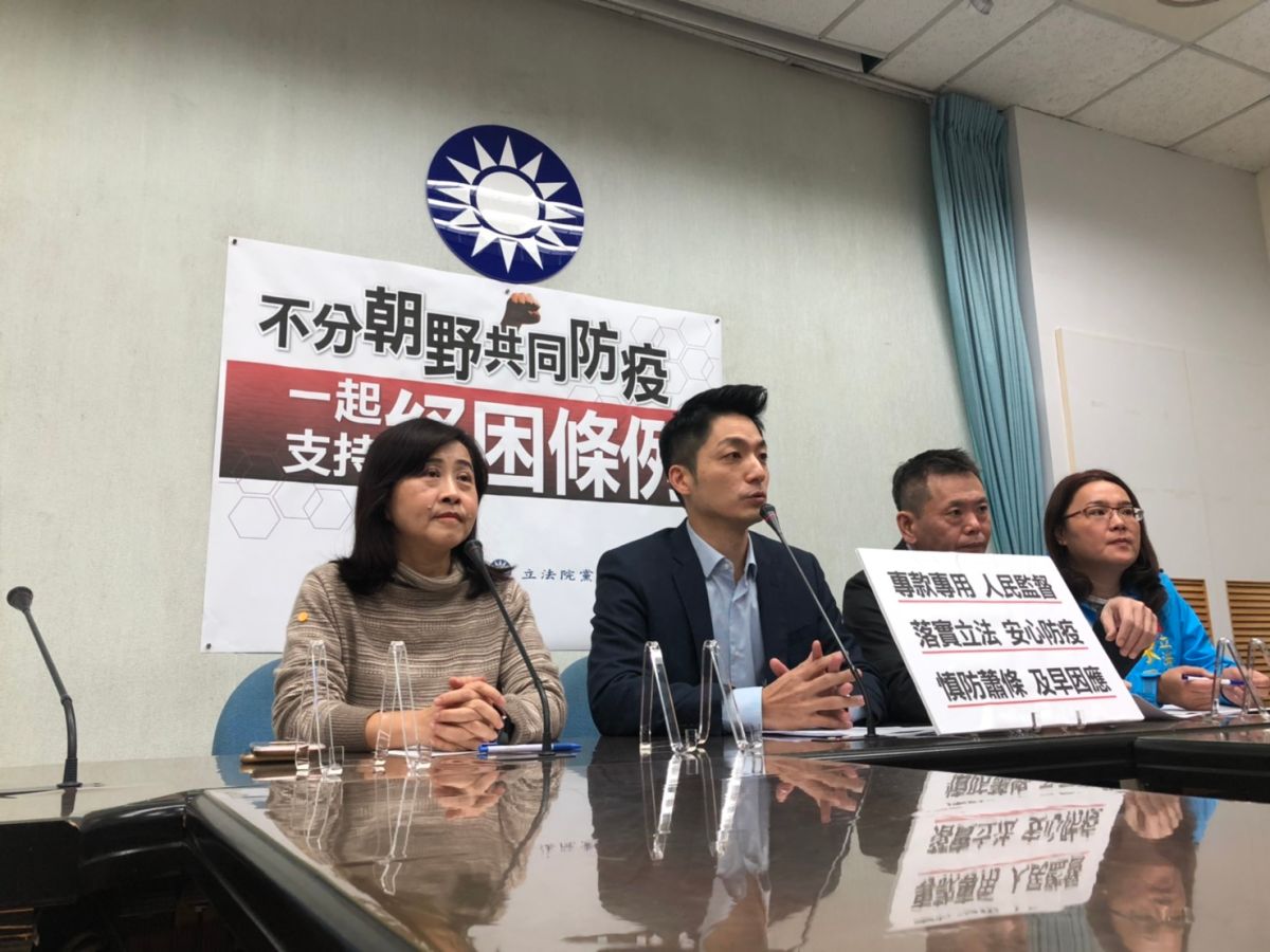 國民黨團10日開記者會，呼籲朝野盡速通過防疫條例。 (圖/記者吳承翰攝)
