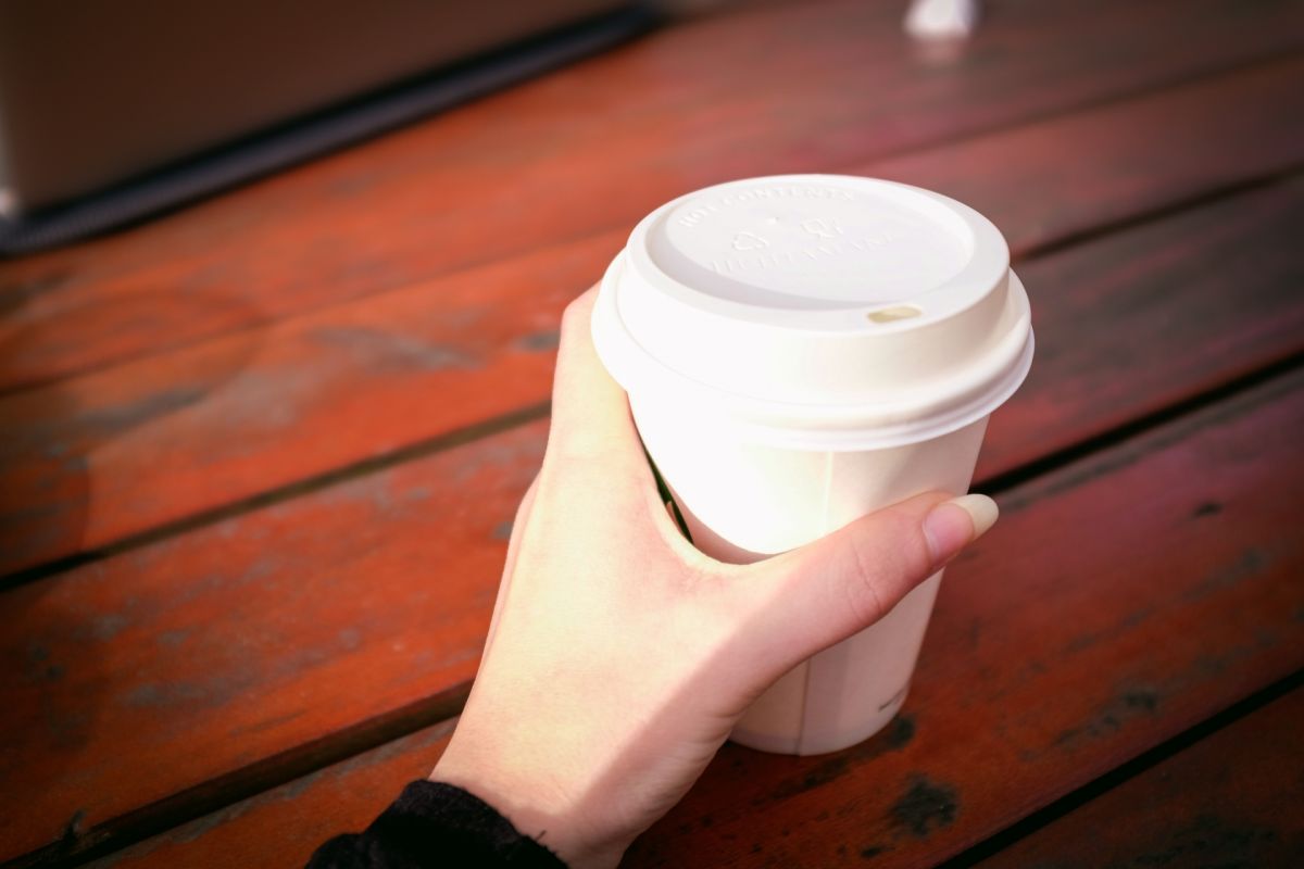 ▲限塑政策實施後，許多超商不提供吸管，將飲料改成杯蓋設計。。（示意圖／取自 photoAC ）