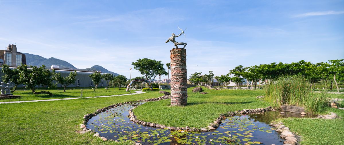 ▲陳春蘭推薦民眾前往戶外的陽光廣場，因為陽光廣場大片綠草如茵，可避免密閉空間感染疑慮。（圖／十三行博物館提供）