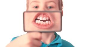 ▲牙醫師宋慧玲提醒，如果孩子換牙後牙齒排列變的凌亂擁擠，應儘早帶孩子前往牙科報到，讓專業牙醫師為孩子進行口腔健檢，以便及早擬定醫療方針。（圖／ingimage）