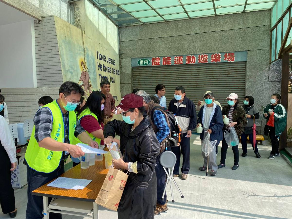 ▲崇仁醫專發送次氯酸水首日，民眾自備暗色或不透光的空瓶前來索取，秩序良好。（圖/記者邱嘉琪攝，2020.02.10）