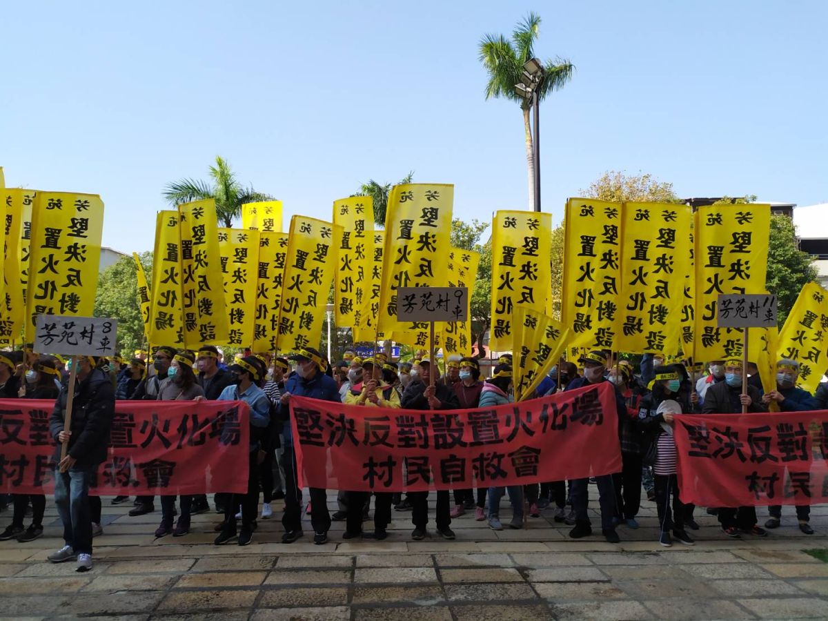 ▲芳苑鄉今（10）日號召10台遊覽車及旅外遊子超過500人，赴彰化縣府前陳情抗議，表達芳苑鄉民反對興建火化場的訴求。（圖／記者葉靜美攝，2020.02.10）