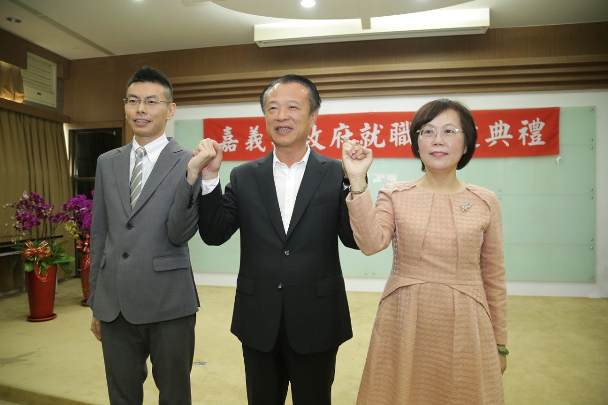 ▲嘉義縣長翁章梁(中)主持新任地政處邱燕慧(右)、綜合規劃處長郭凱迪佈達宣誓典禮。（圖／嘉義縣政府提供)