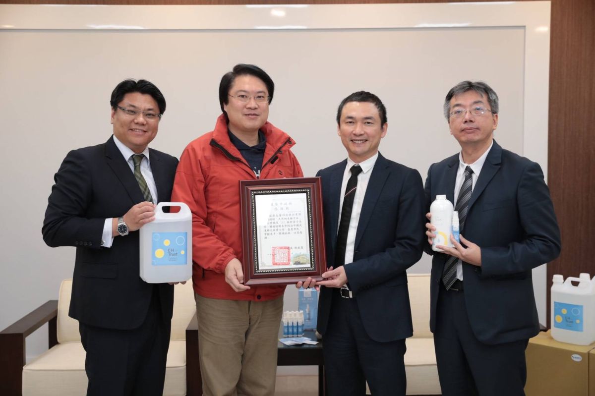 ▲生醫集團董事長呂鴻圖（右二）代表公司捐贈納米離子水給基隆市政府，由基隆市長林右昌（左二）代為受贈。（圖／基隆市政府提供）
