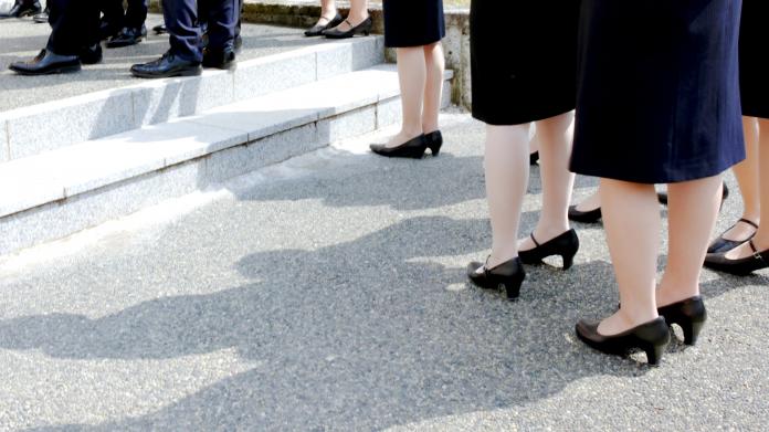 部分日本企業會強制女性上班時必須穿著高跟鞋，其中3至5公分的鞋跟被認為是最具職場禮貌的。　（圖／取自PhotoAC）