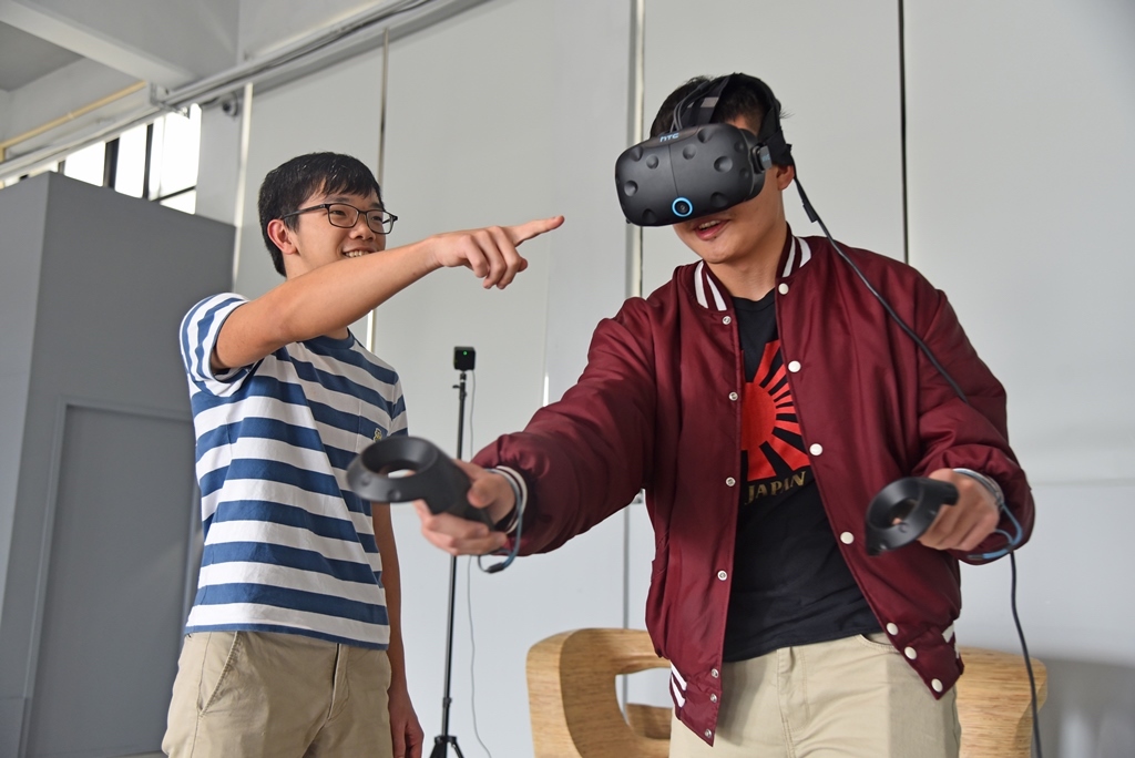 ▲華梵大學表示，決定提供18名居家檢疫學生每人1台高科技VR眼鏡。（圖／華梵提供）