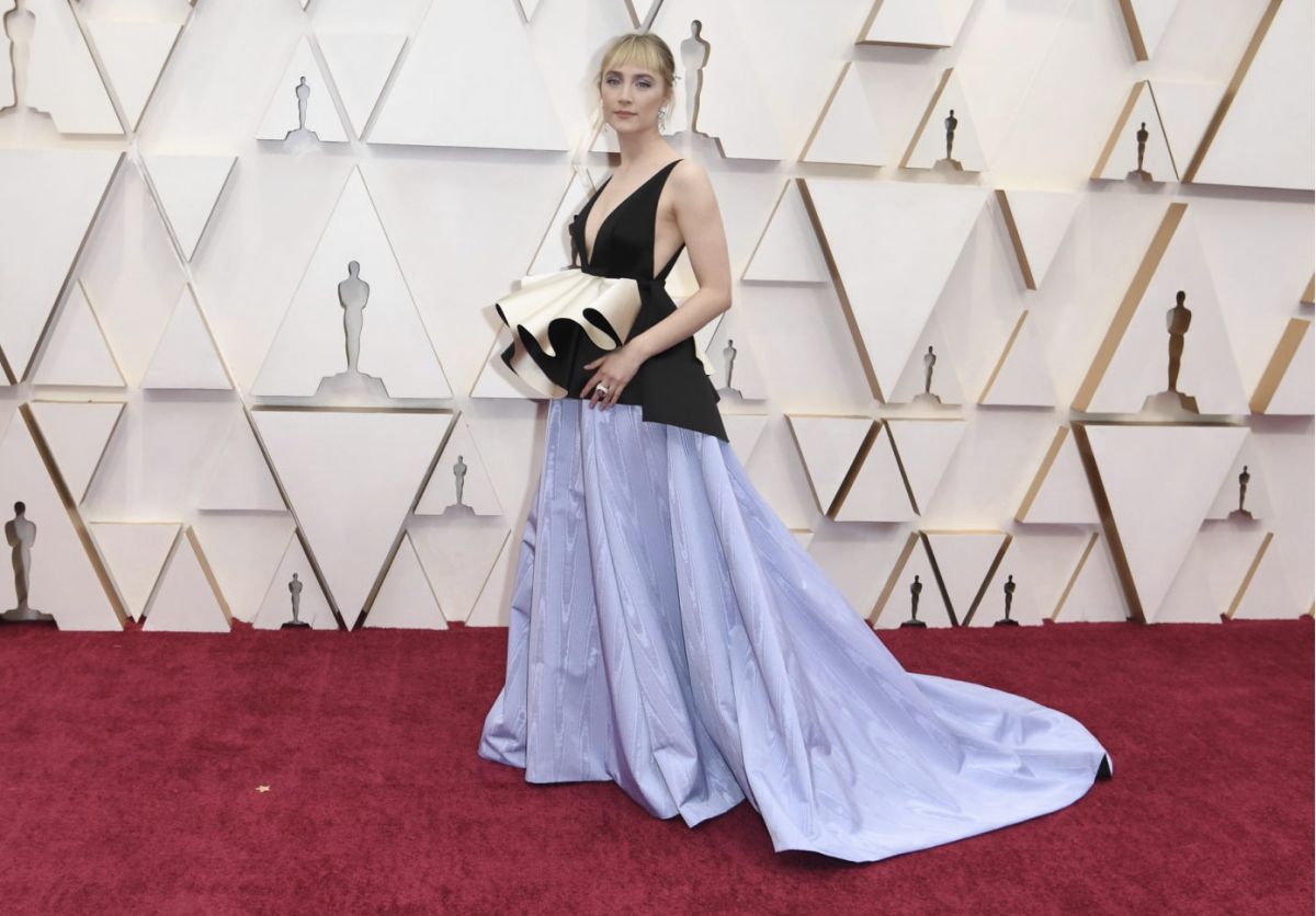 瑟夏羅南（Saoirse Ronan）辣開深V直逼肚臍。（圖／美聯社 ）