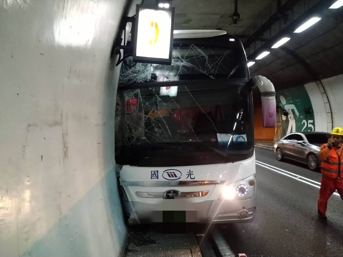 ▲一輛宜蘭往台北的國光客運班車，今（10）日晚間19時53分行經國道五號北上23.9公里處，因爆胎不慎撞擊避車道。（圖／宜蘭縣消防局提供)