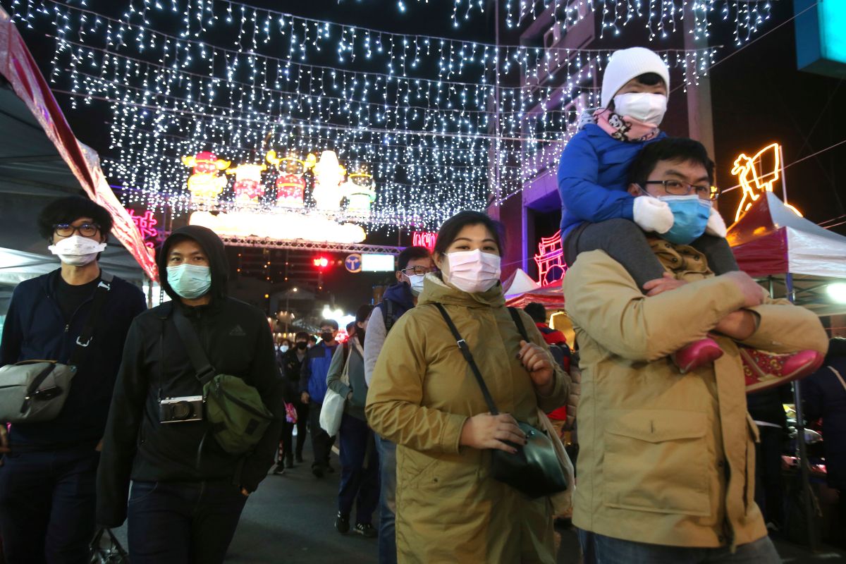 ▲各國為防止武漢肺炎擴散而禁止中國大陸人士入境的措施，台灣也被捲入其中。圖為近日戴口罩防疫的台灣民眾。（圖／美聯社／達志影像）