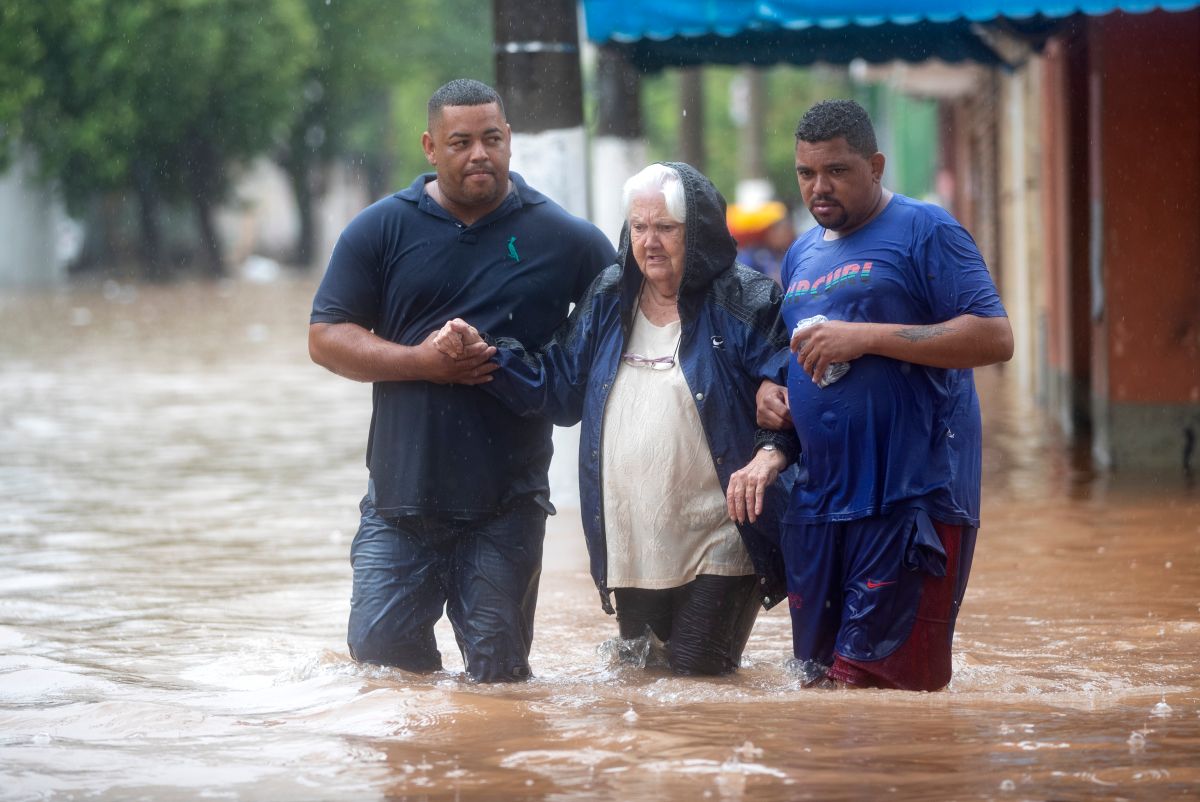 ▲巴西第一大城聖保羅市近日遭暴雨襲擊，導致河水氾濫，多處地點發生嚴重淹水、土石流、房屋倒塌等災情。（圖／美聯社／達志影像）