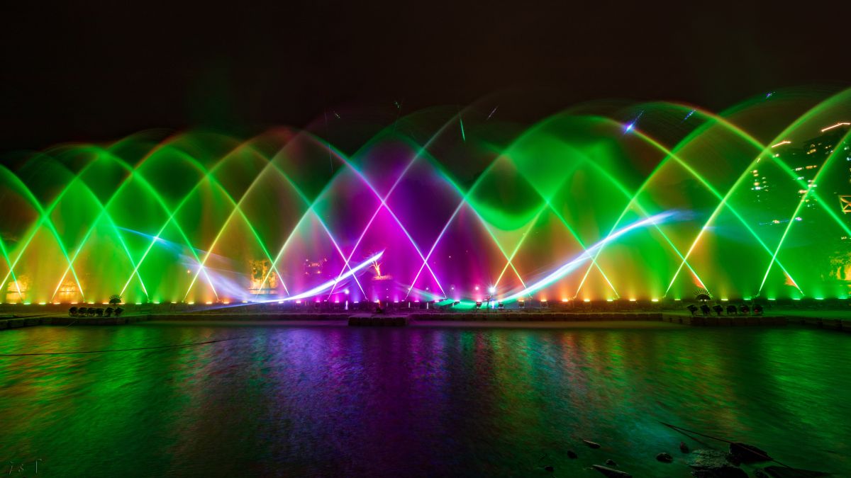 ▲2020碧潭水舞將於本周五（14日）晚上6點半時啟用，為期兩個月，每逢整點和半點演出，今年首次以「光雕雷射」交織水舞。（圖／新北市觀光旅遊局提供）