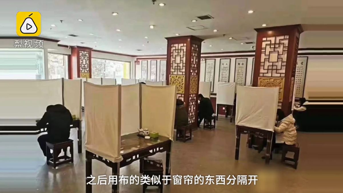 ▲中國大陸甘肅省一家麵店因應疫情，將店內座位全改成獨立設計。（圖／翻攝梨視頻）