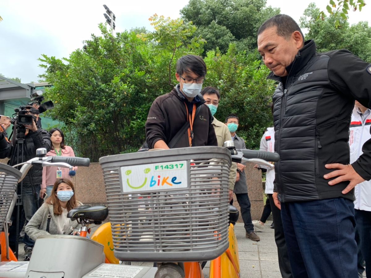 ▲侯友宜視察環狀線接駁交通時沒有戴口罩，他說防疫不需要口水對立，中央怎麼規定就怎麼做，人潮多、密閉空間就應該戴。（圖／新北市交通局提供）