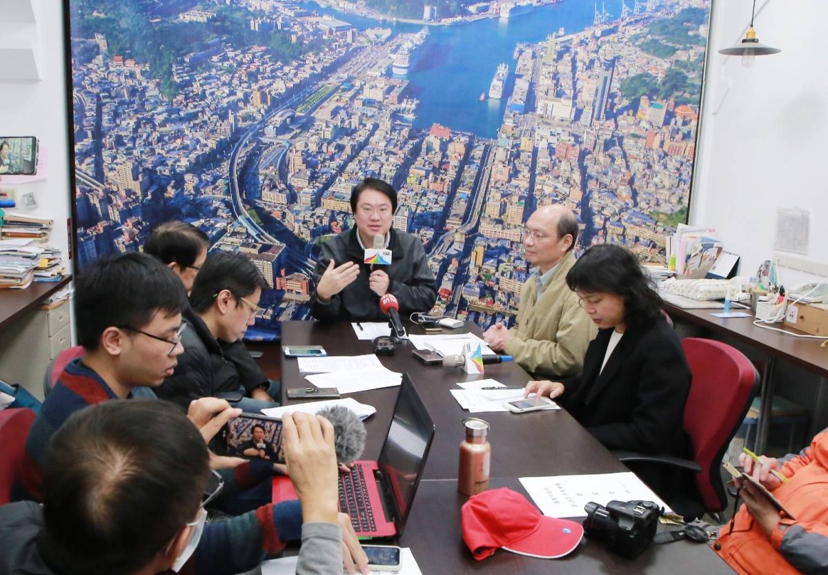 ▲對於延後開學兩週，林右昌表示，現在大家都在使用、也非常熟練網路教學平台，他提醒家長關心孩子在家學習狀況。(圖/基隆市政府提供)