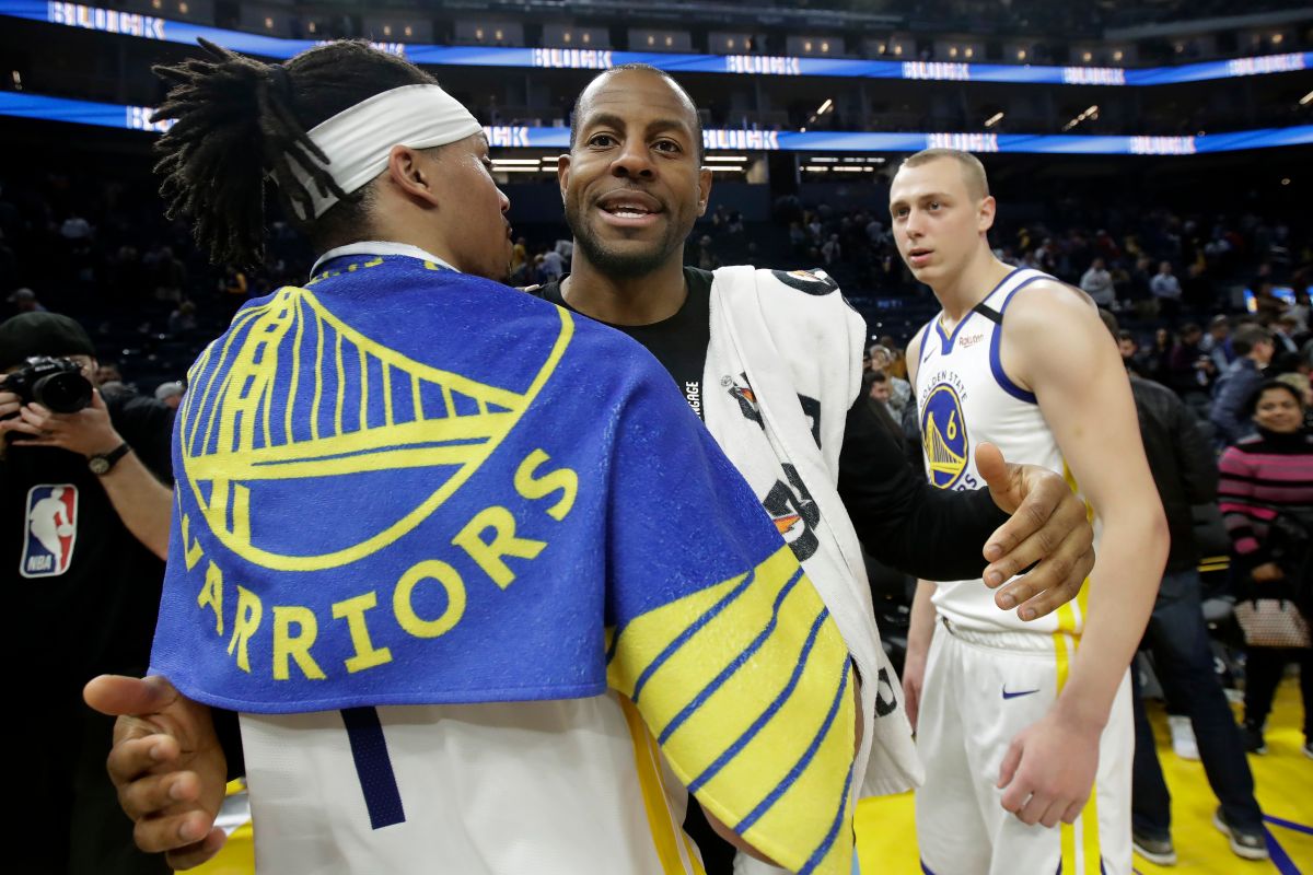 ▲前勇士球星Andre Iguodala回到勇士主場和前隊友擁抱致意。（圖／美聯社／達志影像）