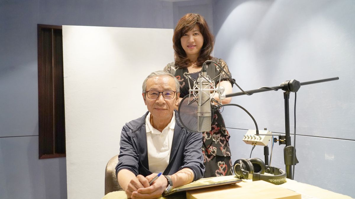 ▲吳念真（前）錄音時，台灣數位光訊科技董事長廖紫岑特前往探班。（圖／公視）