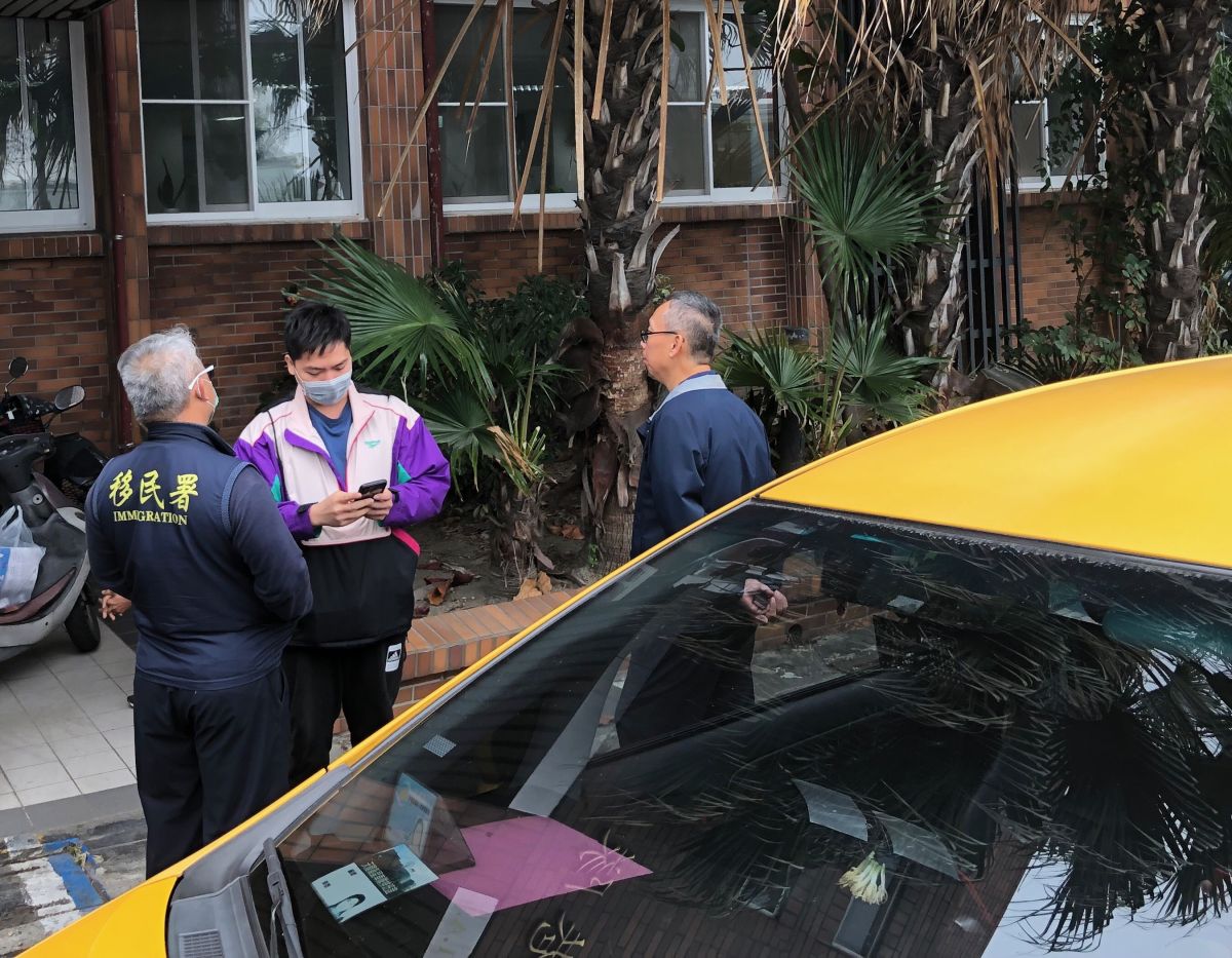 ▲移民署國境事務大隊高雄港隊將欲蒙混闖關雙重國籍船員(中)送回錨泊在高雄港外錨地的船上，化解武漢肺炎疫情延燒到國內之危機。(圖／記者黃守作攝，2020.02.11)