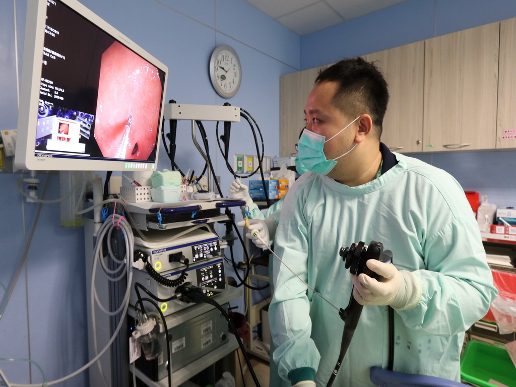 ▲醫生透過胃鏡搭配窄頻影像技術(NBI)發現咽喉癌第二期，經由化學治療及放射治療。 (圖／林重鎣翻攝2020.2.11)