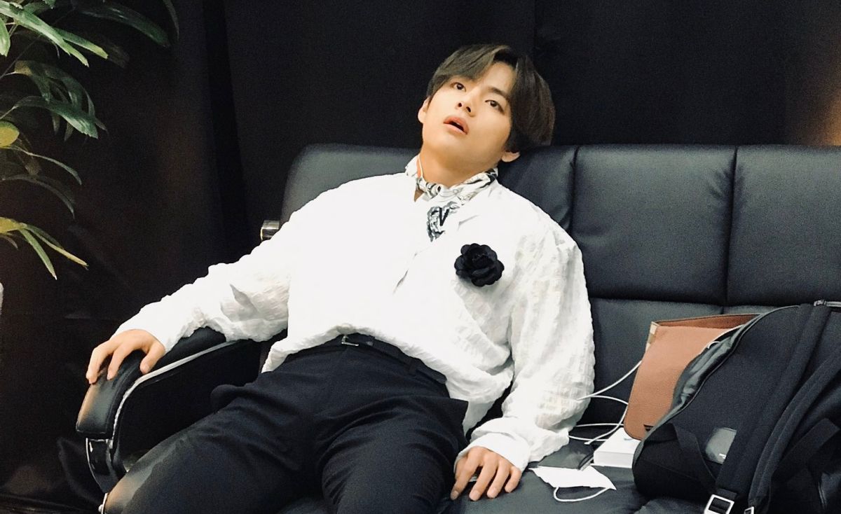 ▲V自我介紹表示25歲，不像以往只說20歲。（圖／BTS Twitter）