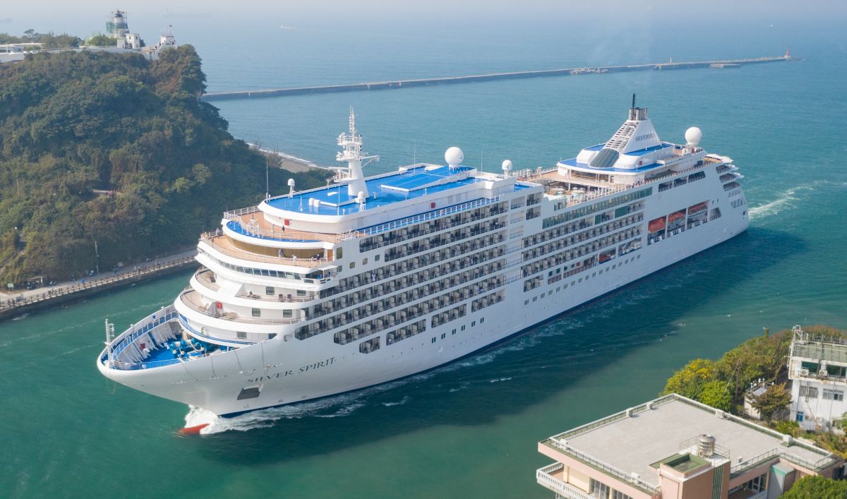 ▲台灣港務公司為防範武漢肺炎疫情延燒，依中央流行疫情指揮中心宣布，自2月6日起禁止國際郵輪靠泊我國港口，乃禁止銀神號(圖)及太平洋維納斯號兩艘郵輪靠泊高雄港及安平港。(圖／記者黃守作攝)